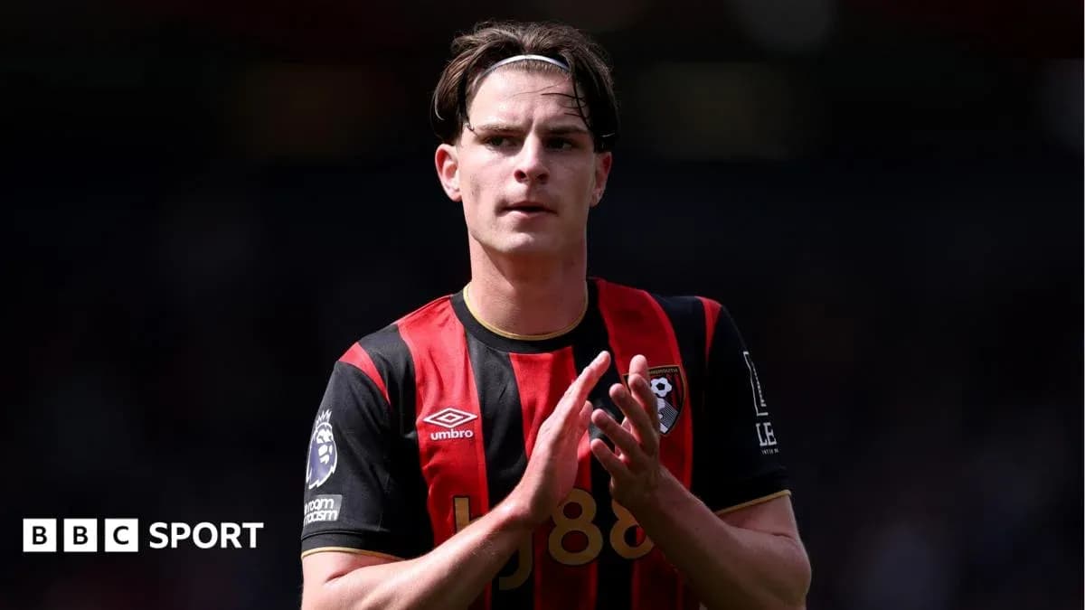 Futbolchi Bournemouth futbol formasida maydonda Futbolchi Bournemouth futbol formasida maydonda