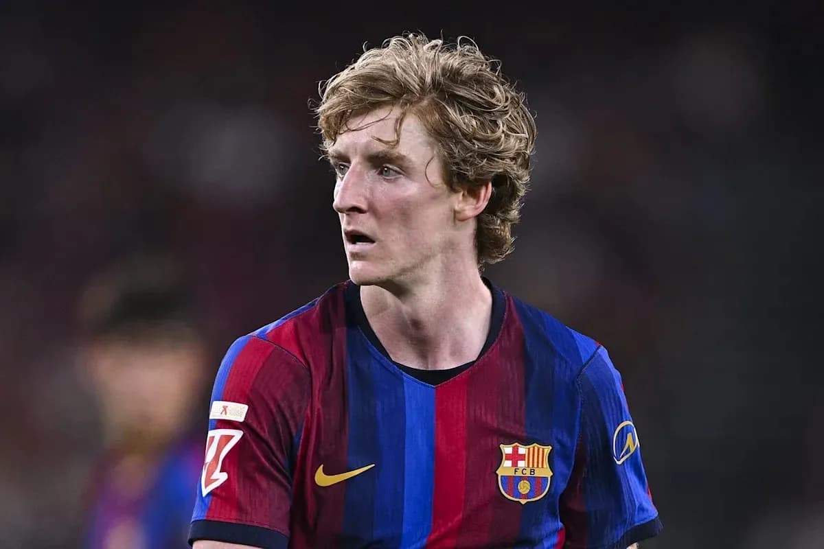 Futbolchi FCB formasida o'yin maydonida Futbolchi FCB formasida o'yin maydonida
