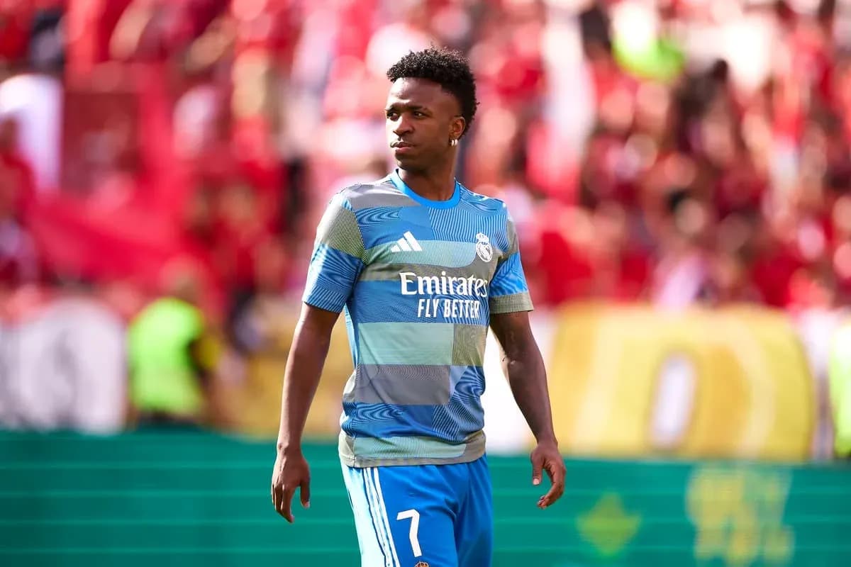 Futbolchi Real Madrid formasida maydonda yurgan Futbolchi Real Madrid formasida maydonda yurgan