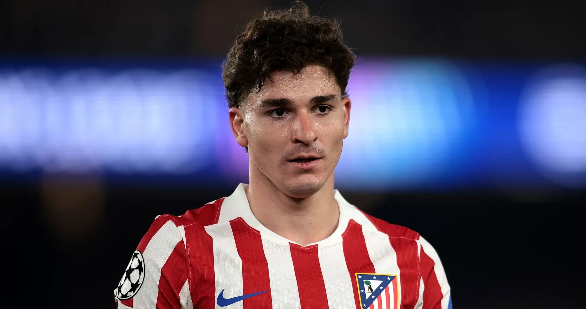 Futbolchi Atlético Madrid formasida maydonda Futbolchi Atlético Madrid formasida maydonda