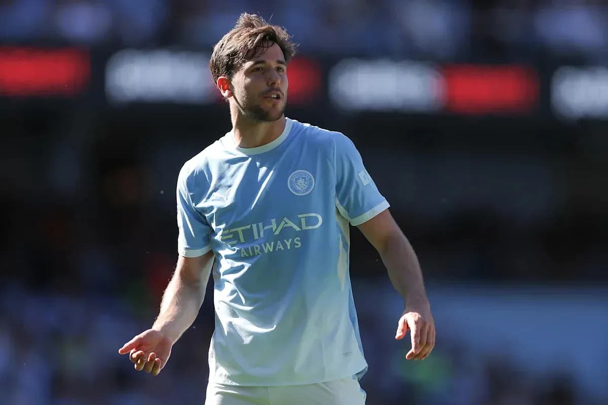 Futbolchi Manchester City forma kiyib turgan Futbolchi Manchester City forma kiyib turgan