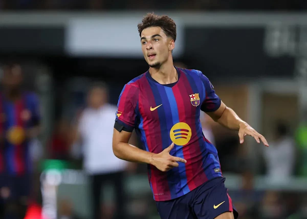 Futbolchi Barcelona formasida to'pni qabul qilmoqda Futbolchi Barcelona formasida to'pni qabul qilmoqda