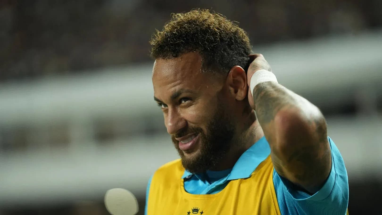 Futbolchi maydonda tayyorgarlik ko'rmoqda Futbolchi maydonda tayyorgarlik ko'rmoqda