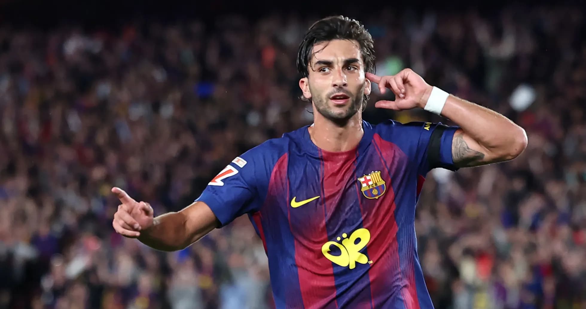 Futbolchi gol urib, muxlislarni chaqirmoqda Futbolchi gol urib, muxlislarni chaqirmoqda