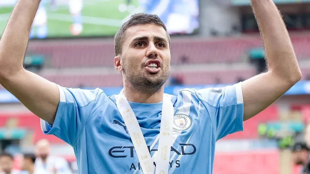 Futbolchi medali bilan maydonda quvonchli holatda Futbolchi medali bilan maydonda quvonchli holatda