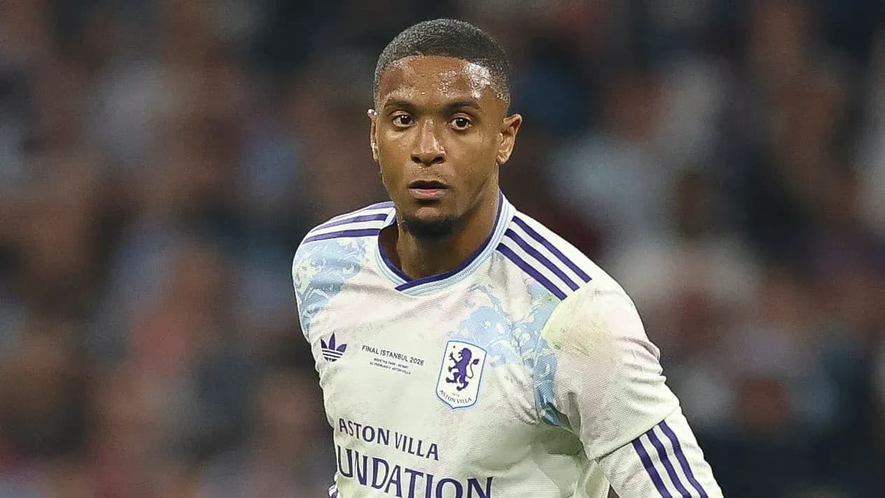 Futbolchi maydonda harakatda, Aston Villa formasi kiygan Futbolchi maydonda harakatda, Aston Villa formasi kiygan