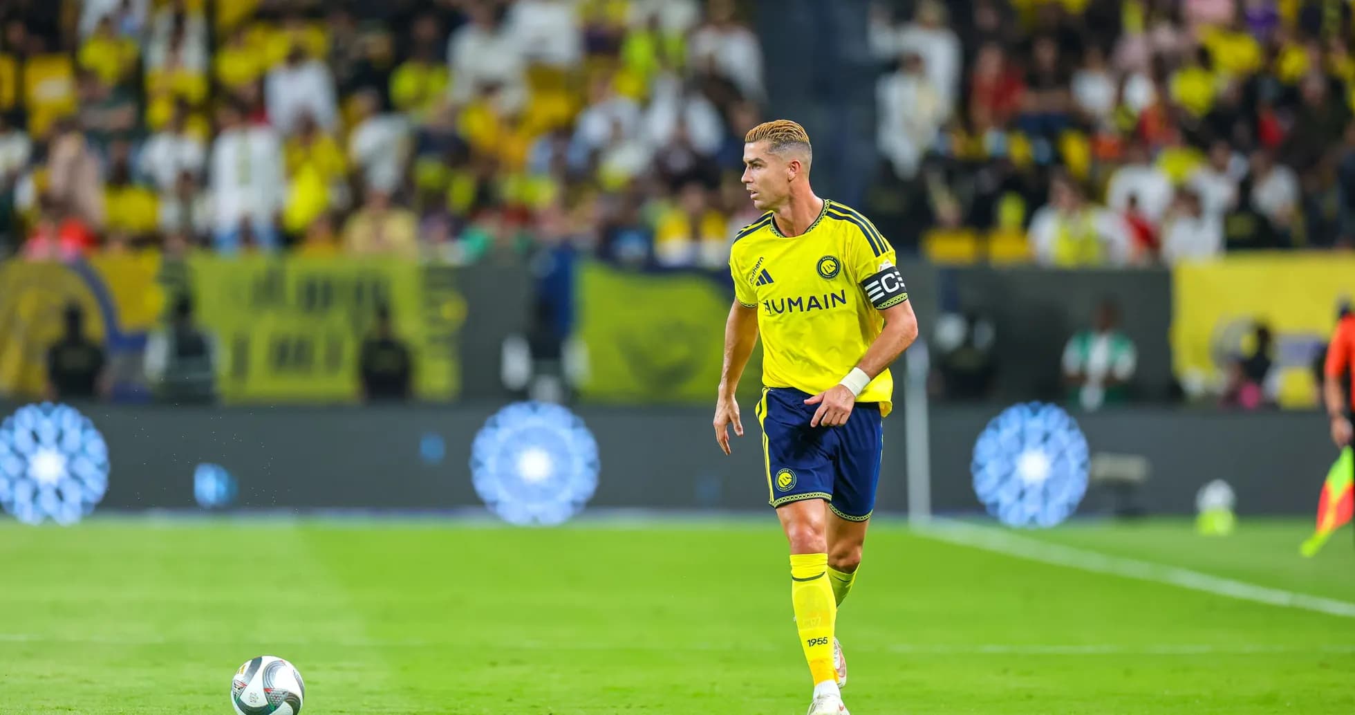 Futbolchi maydonda to'p bilan harakatlanmoqda Futbolchi maydonda to'p bilan harakatlanmoqda