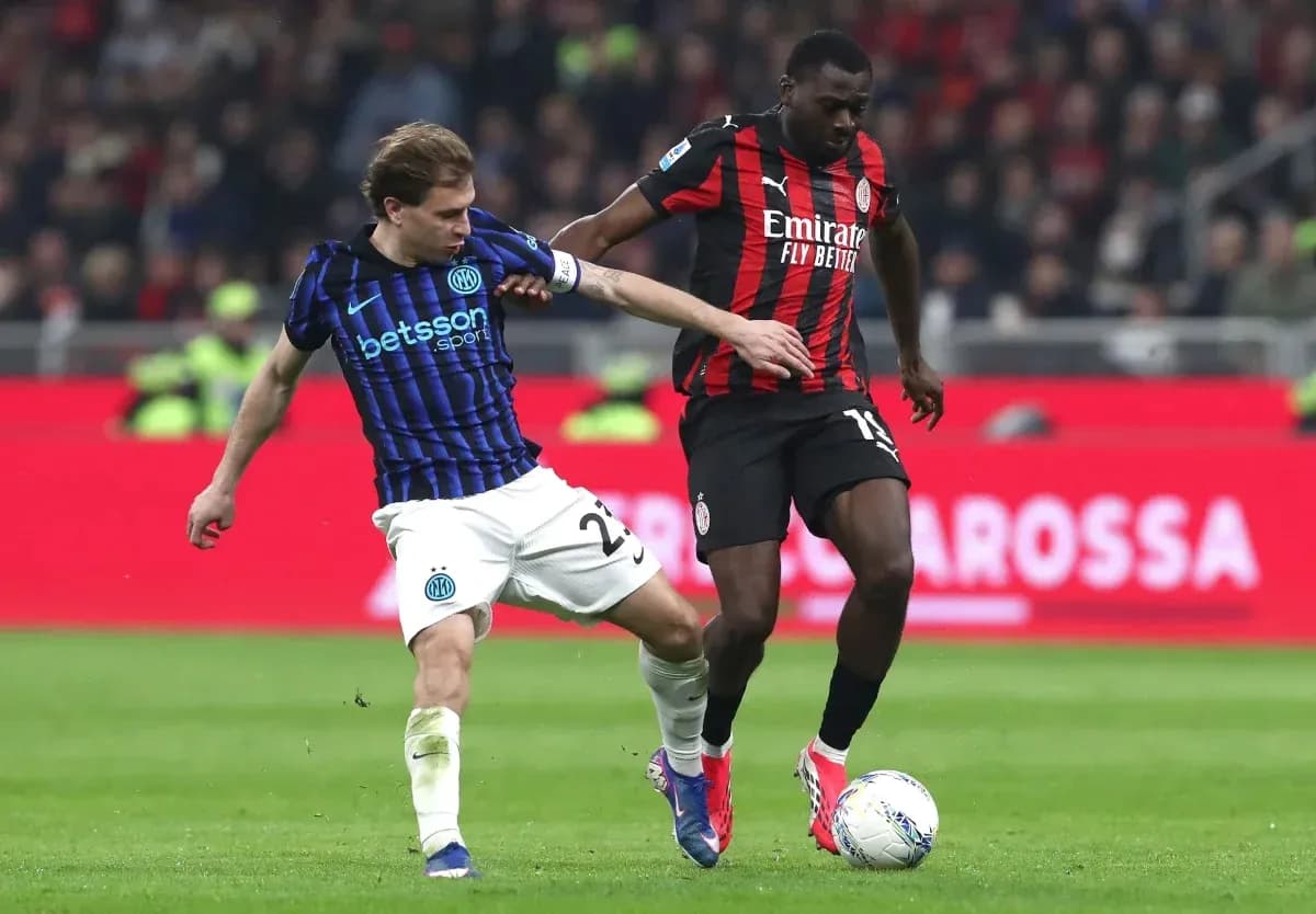 Inter Milan and AC Milan players contesting for the ball Inter Milan and AC Milan players contesting for the ball