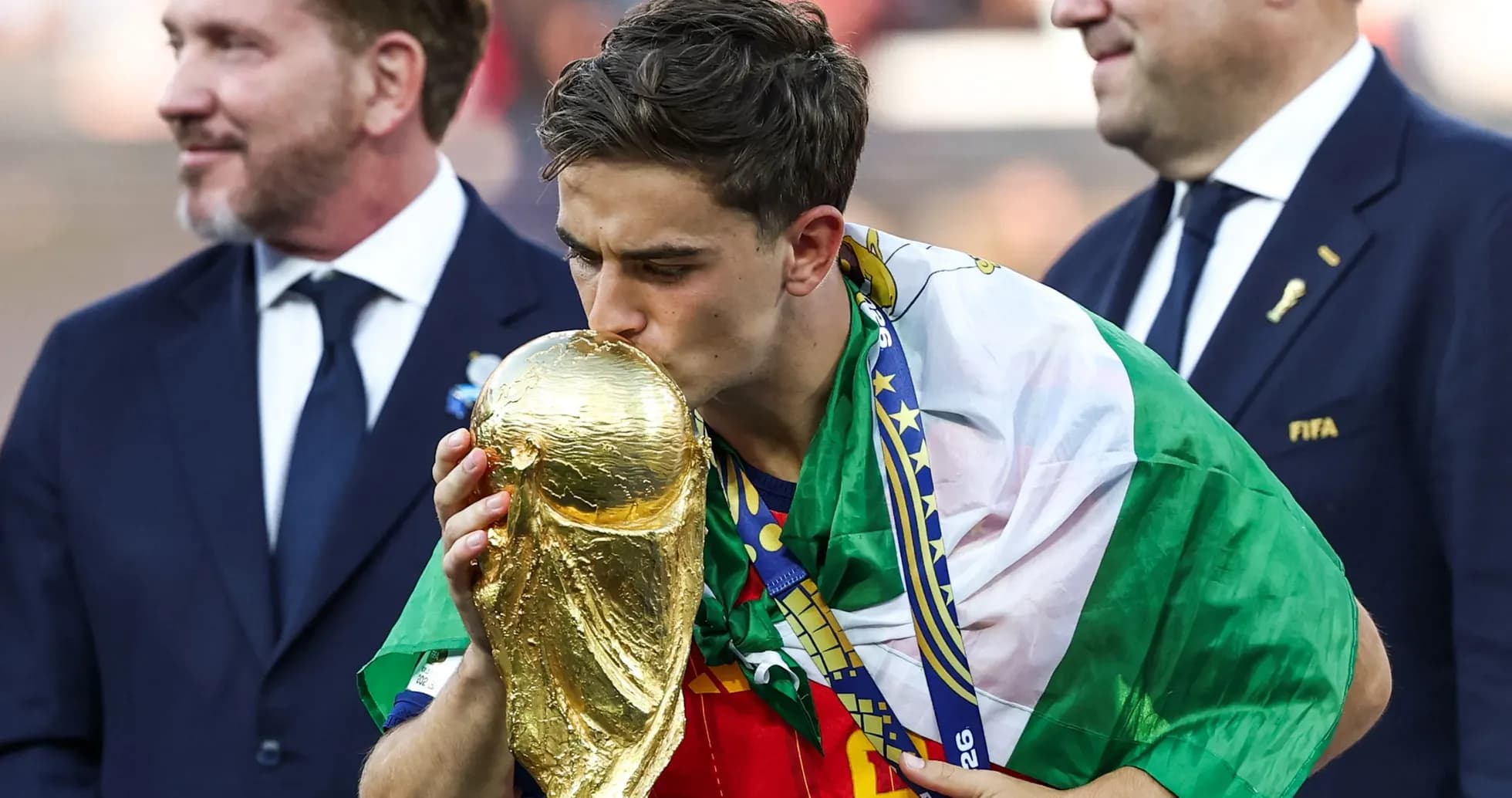 O'yinchi jahon chempionligi kubogini o'pmoqda O'yinchi jahon chempionligi kubogini o'pmoqda