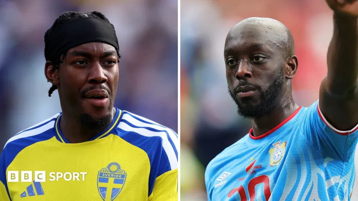 Ikkita futbolchi o'z jamoalari formalarida Ikkita futbolchi o'z jamoalari formalarida