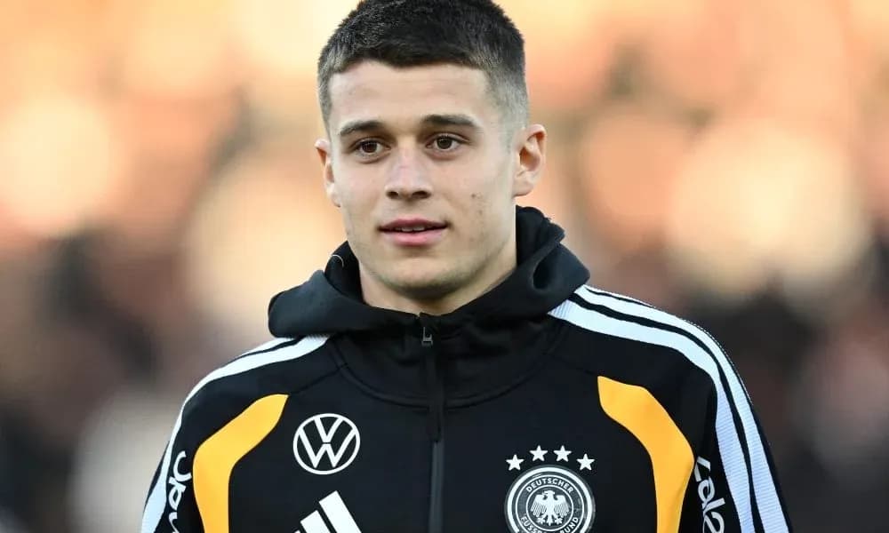 Futbolchi Germaniya jamoasi kiyimida turibdi Futbolchi Germaniya jamoasi kiyimida turibdi