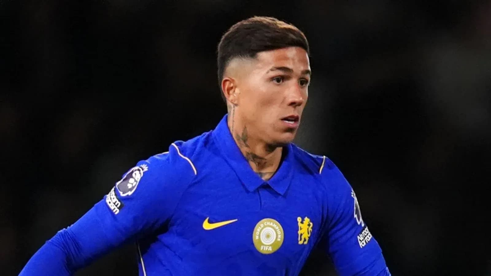 Futbolchi Chelsea formasida maydonda harakatda Futbolchi Chelsea formasida maydonda harakatda
