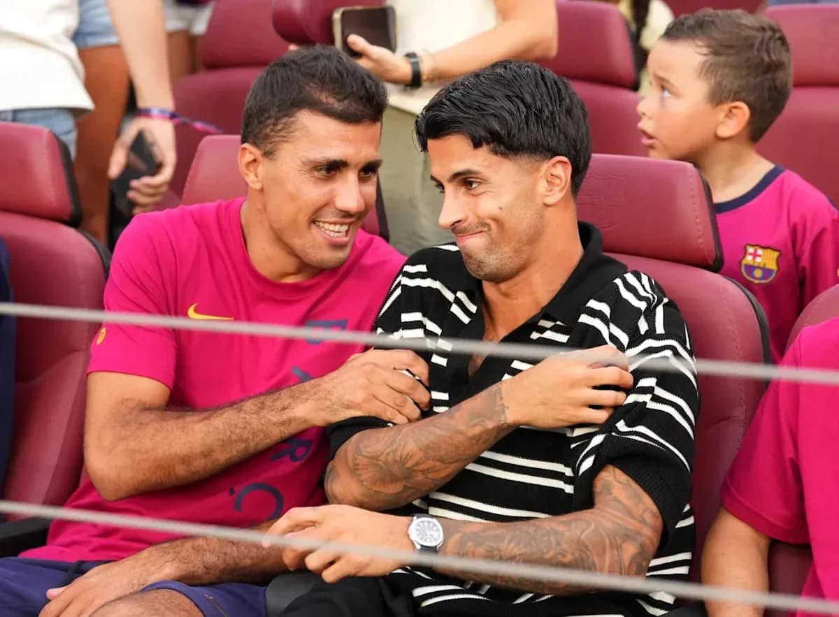 Ikkita futbolchi stadionda birga o'tirgan Ikkita futbolchi stadionda birga o'tirgan
