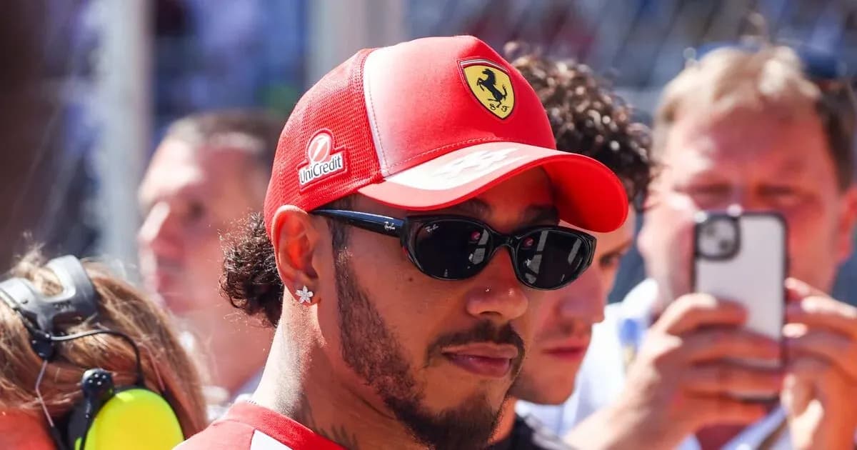 Haydovchi Ferrari qopqog'i bilan va quyosh ko'zoynaklari bilan Haydovchi Ferrari qopqog'i bilan va quyosh ko'zoynaklari bilan