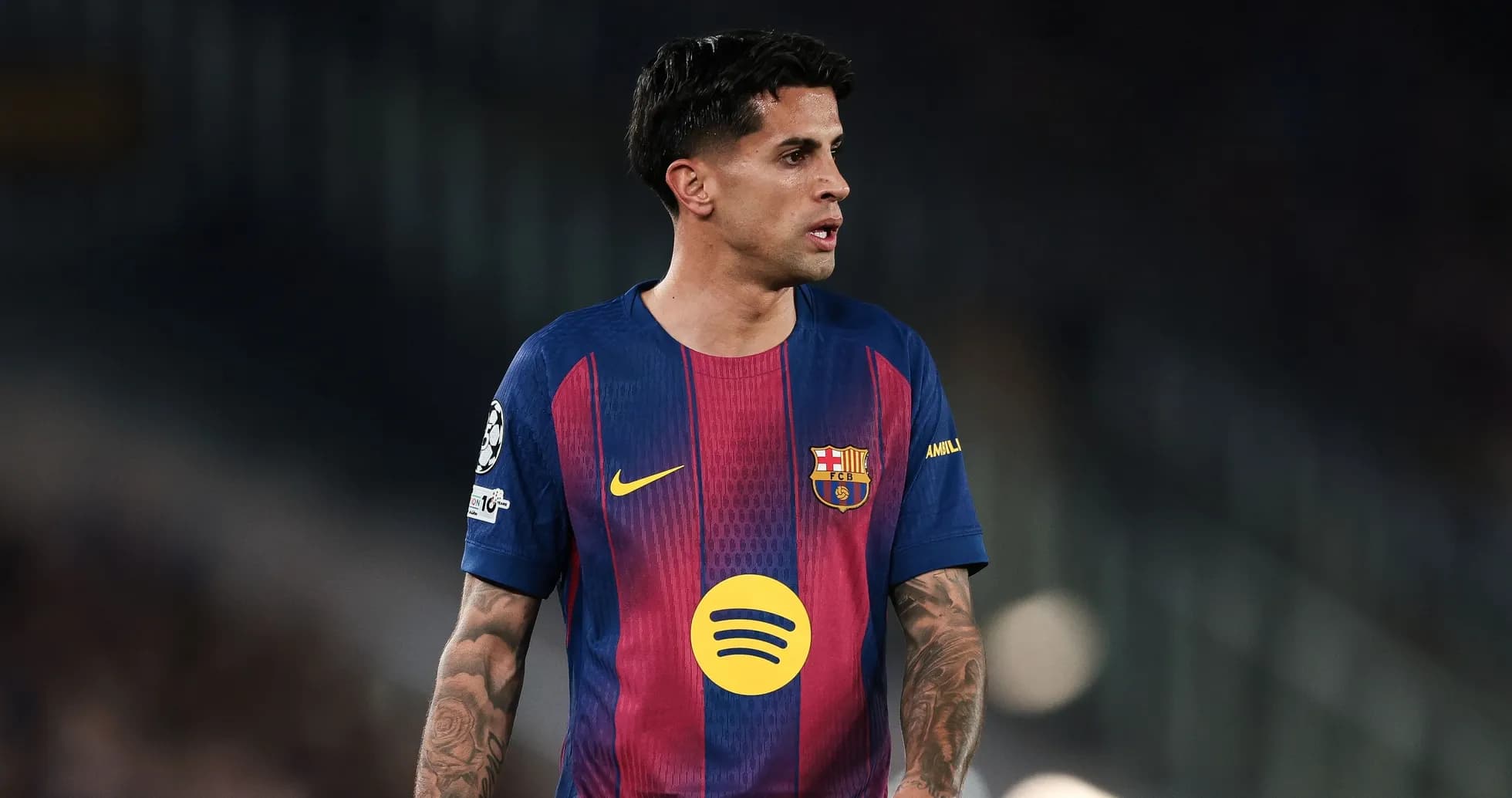 Futbolchi Barcelona formasida maydonda yuribdi Futbolchi Barcelona formasida maydonda yuribdi