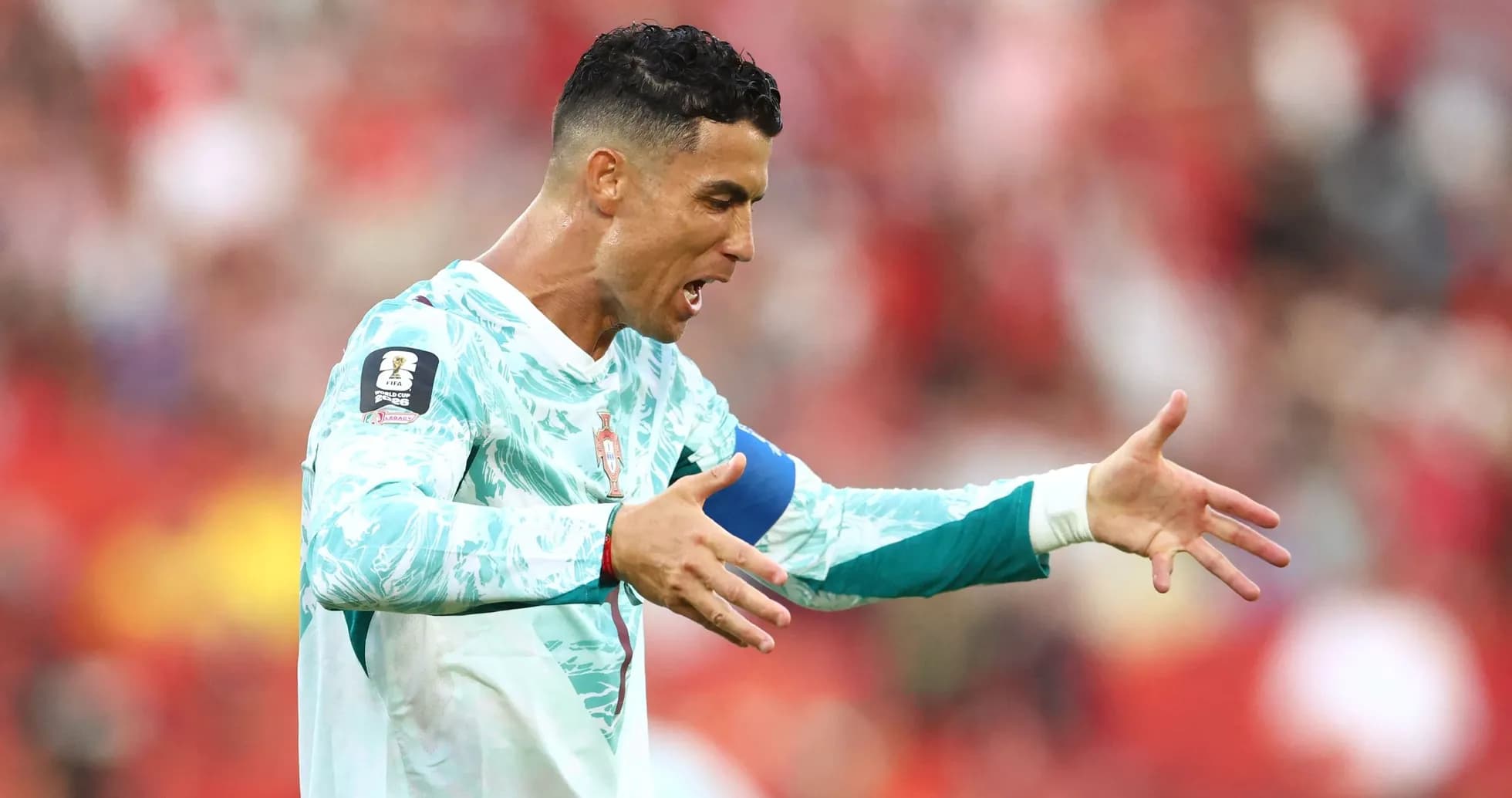 Portugaliya futbolchisi maydonda qo'l harakatlari bilan Portugaliya futbolchisi maydonda qo'l harakatlari bilan