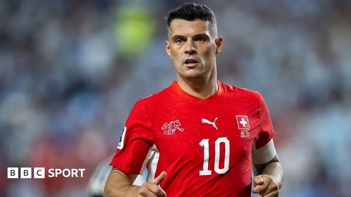 Futbolchi maydonda harakatlanmoqda, Shveysariya formasi kiygan Futbolchi maydonda harakatlanmoqda, Shveysariya formasi kiygan