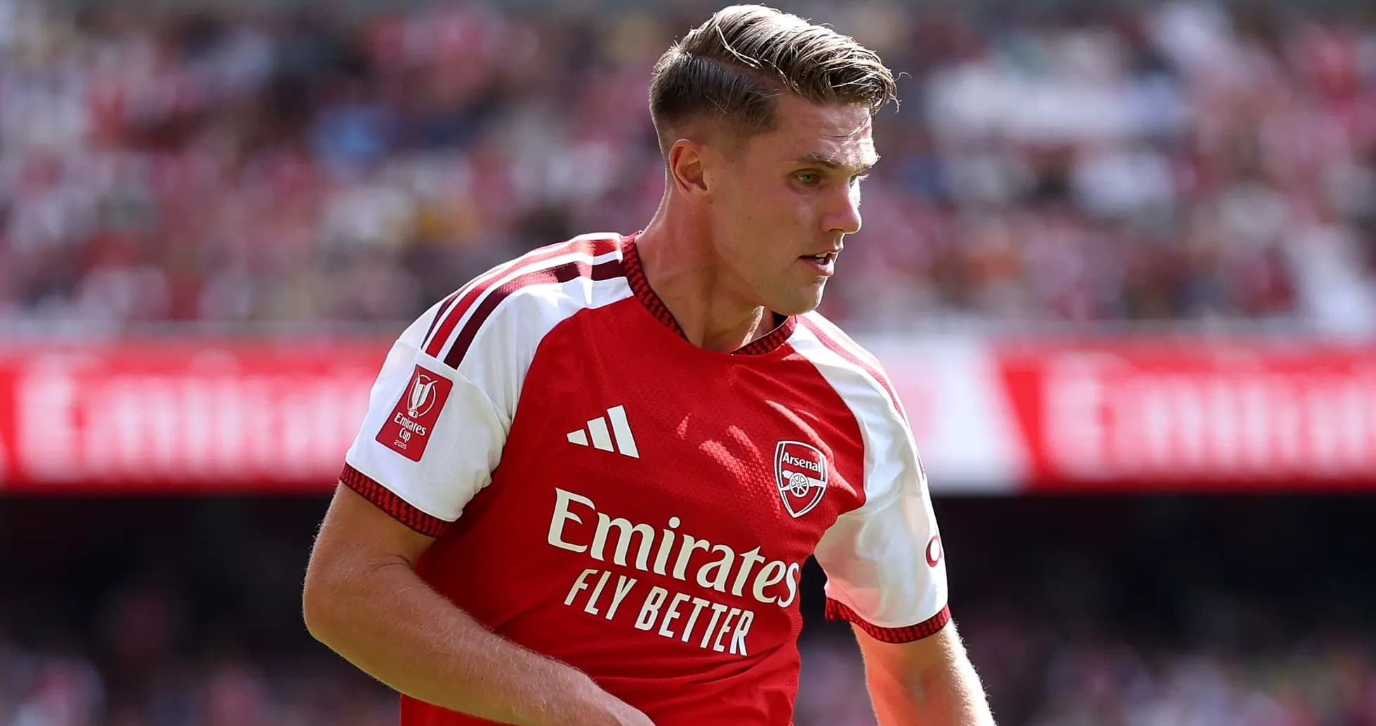 Futbolchi Arsenal formasida maydonni tark etmoqda Futbolchi Arsenal formasida maydonni tark etmoqda