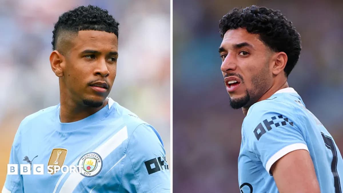 Ikkita futbolchi Manchester City formasida maydonda Ikkita futbolchi Manchester City formasida maydonda