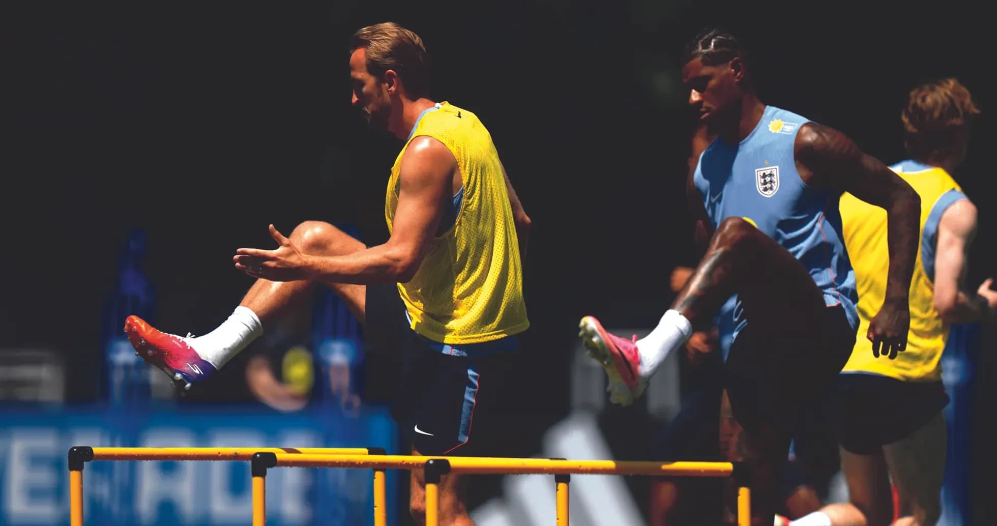 Futbolchilar to'siqdan o'tish mashg'ulotida Futbolchilar to'siqdan o'tish mashg'ulotida