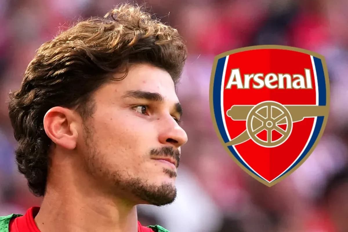 Futbolchi Arsenal logosi bilan yuzini ko'rsatmoqda Futbolchi Arsenal logosi bilan yuzini ko'rsatmoqda