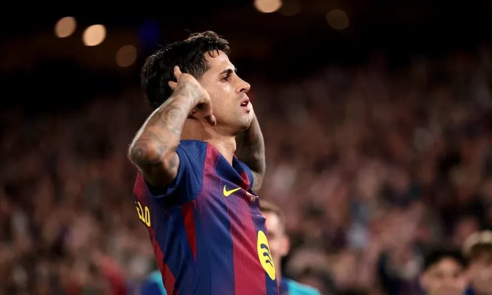 Futbolchi gol urganidan keyin juborish berayotganida Futbolchi gol urganidan keyin juborish berayotganida