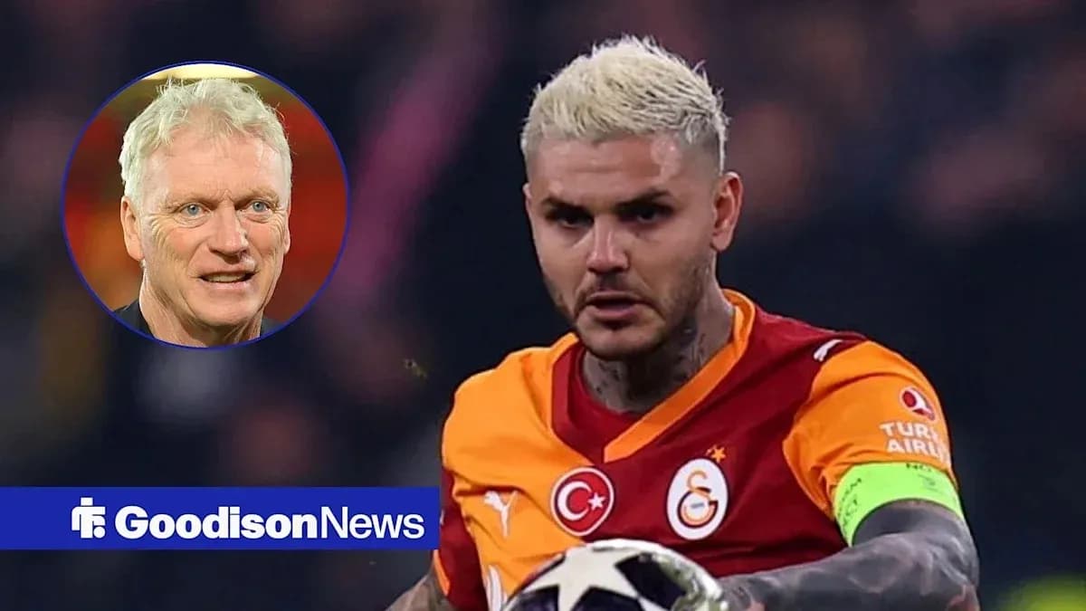 Futbolchi Galatasaray formasida to'p bilan harakatda Futbolchi Galatasaray formasida to'p bilan harakatda
