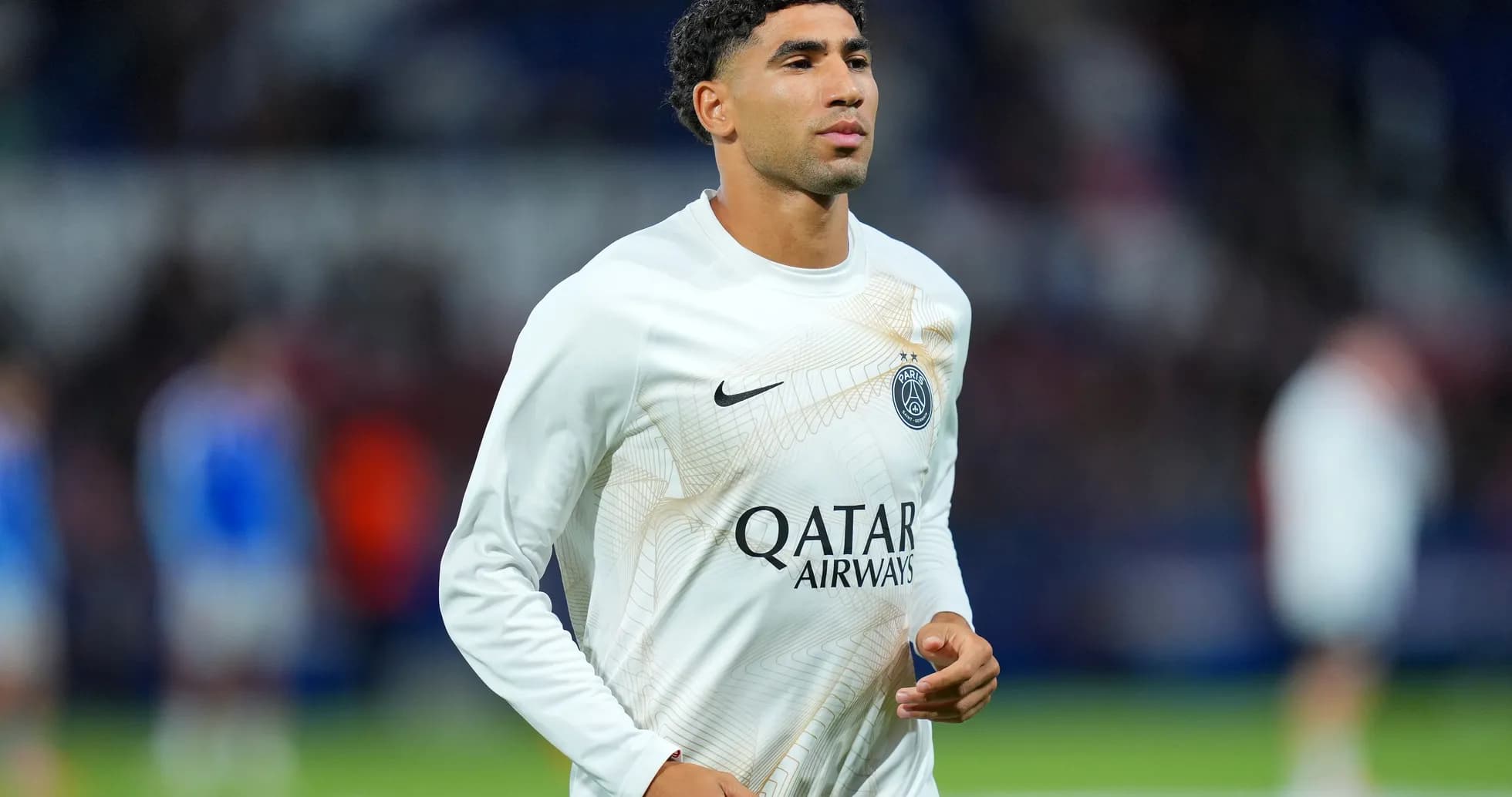 Futbolchi PSG formasi bilan maydonda harakatda Futbolchi PSG formasi bilan maydonda harakatda