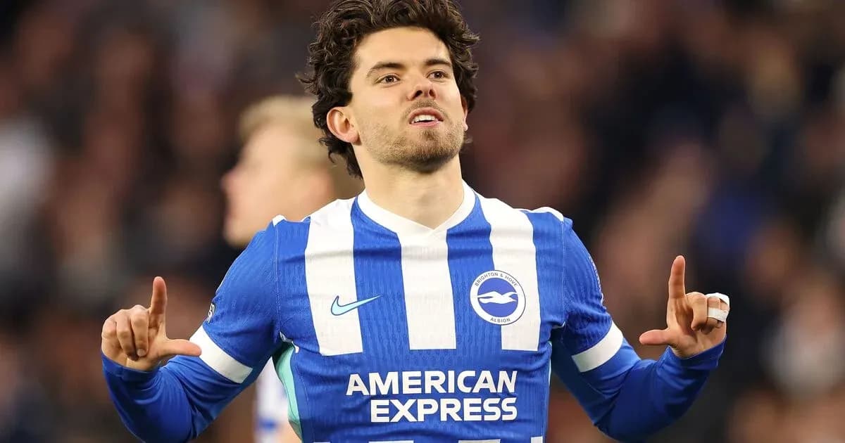Futbolchi Brighton formasi bilan nishonlayapti Futbolchi Brighton formasi bilan nishonlayapti