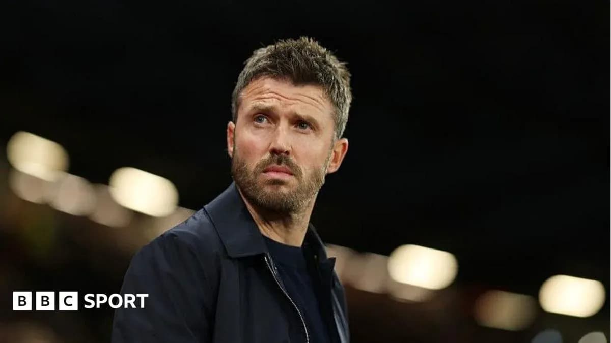 Futbol murabbiyi o'yin davomida maydonga qaraydi Futbol murabbiyi o'yin davomida maydonga qaraydi