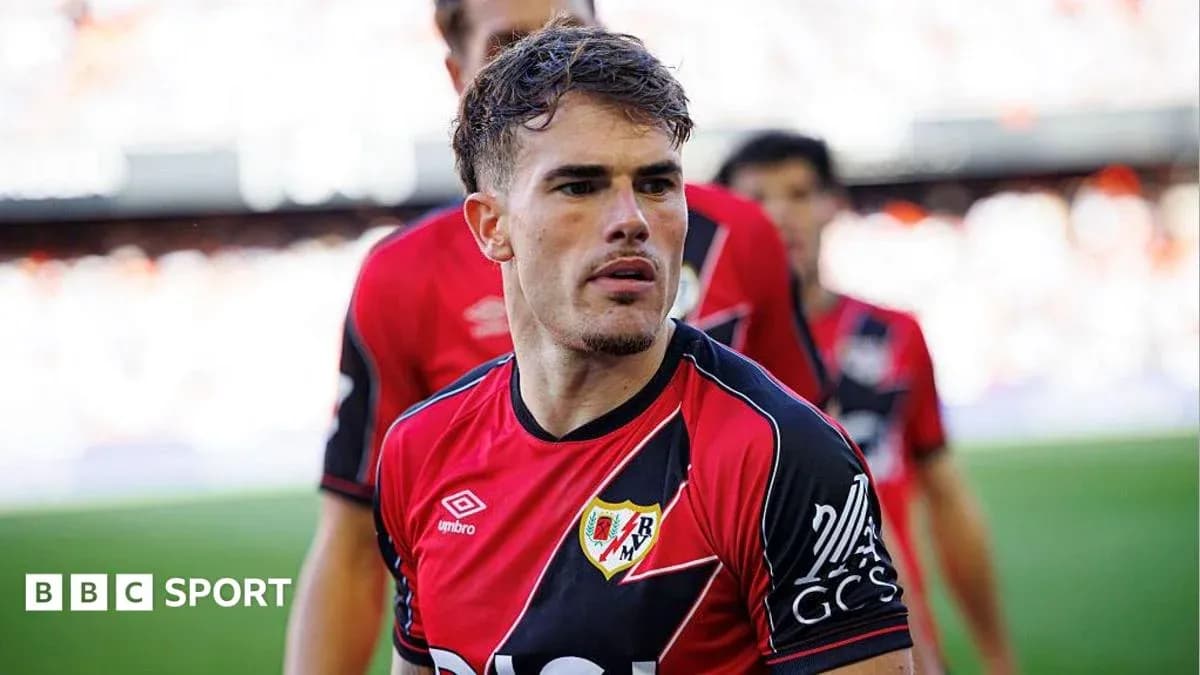 Futbolchi Rayo Vallecano formasida maydonga kirib kelmoqda Futbolchi Rayo Vallecano formasida maydonga kirib kelmoqda