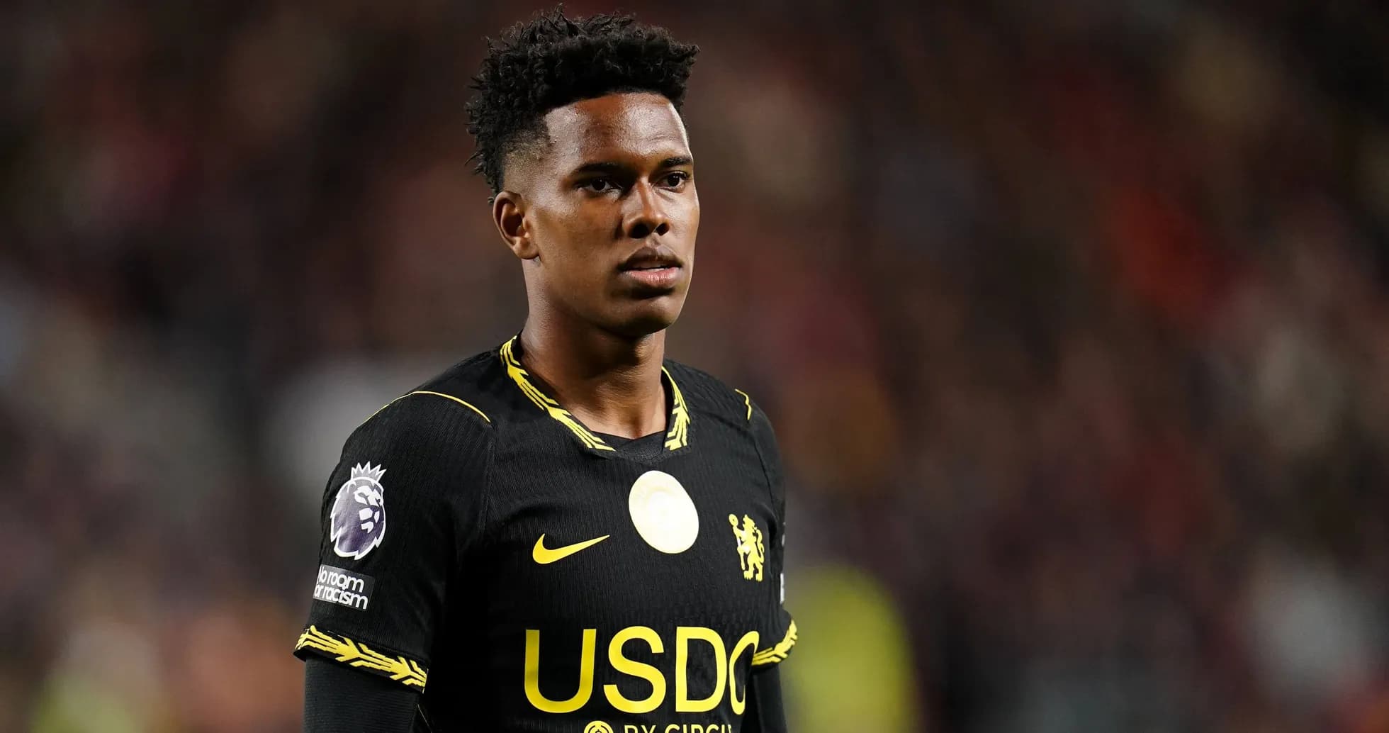 Futbolchi Chelsea formasi bilan maydonda turibdi Futbolchi Chelsea formasi bilan maydonda turibdi