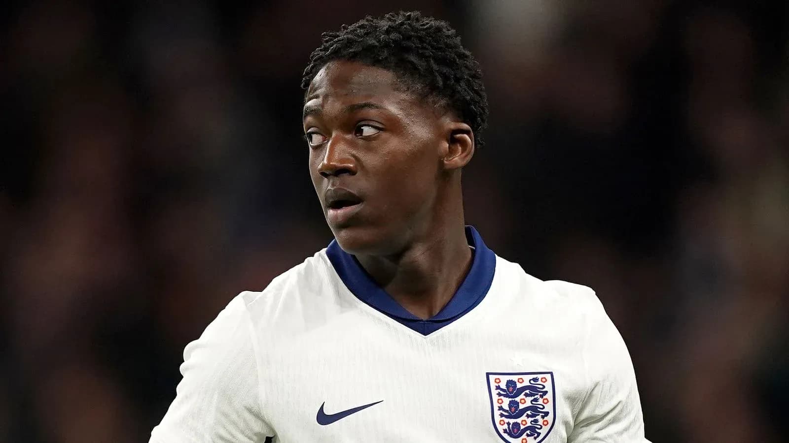 Futbolchi o'yin paytida maydonda harakatda Futbolchi o'yin paytida maydonda harakatda
