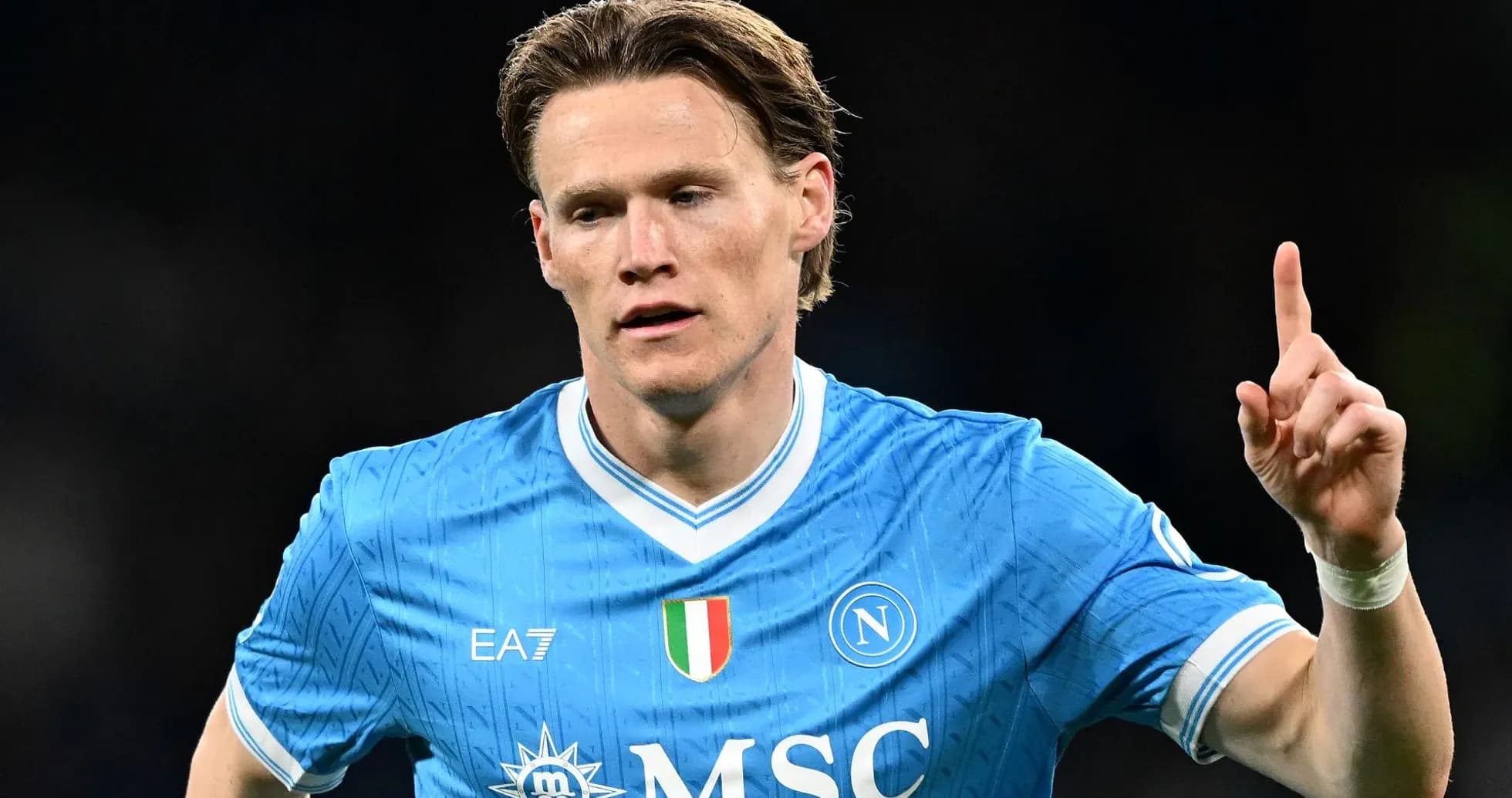 Futbolchi Napoli formasida maydonda ko'rsatkich berayotgan Futbolchi Napoli formasida maydonda ko'rsatkich berayotgan