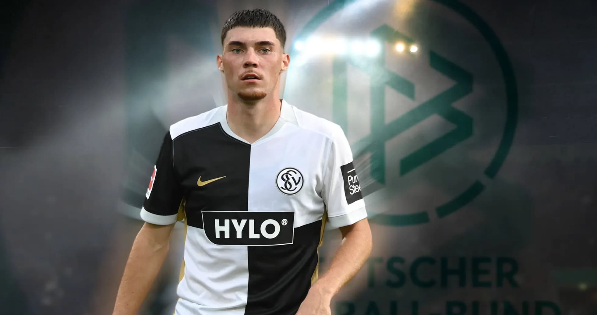 Futbolchi maydonda harakatda, forma kiygan Futbolchi maydonda harakatda, forma kiygan