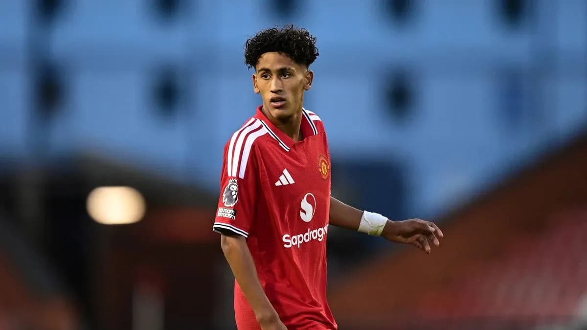 Futbolchi Manchester United formasida maydonda harakatda Futbolchi Manchester United formasida maydonda harakatda