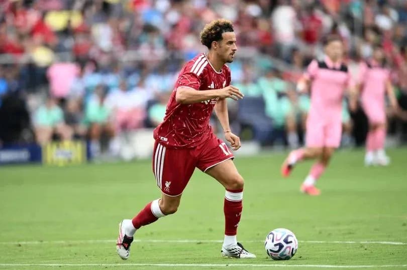 Futbolchi to'pni ushlab, yugurayotgan paytda Futbolchi to'pni ushlab, yugurayotgan paytda