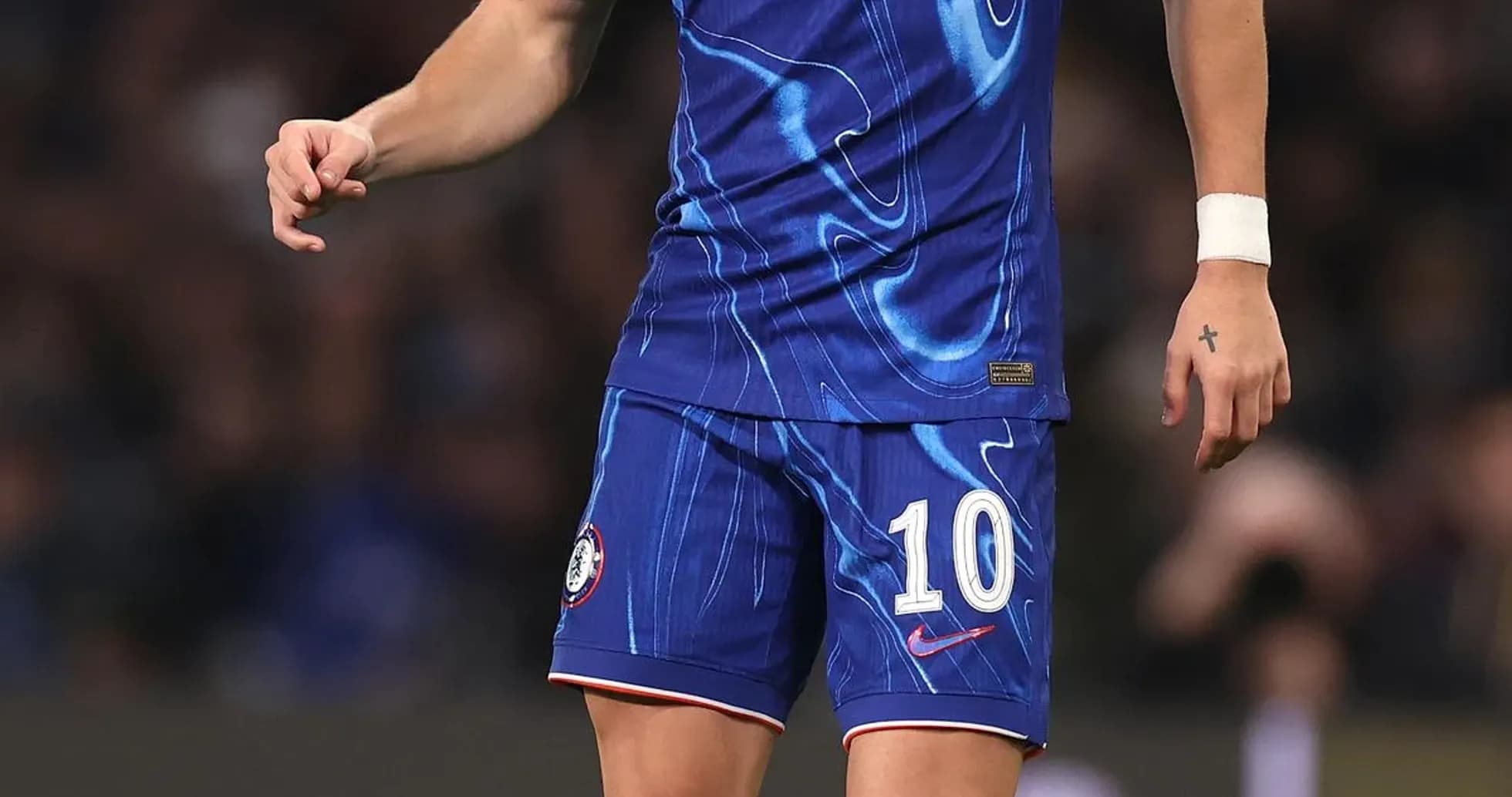 Futbolchi Chelsea formasi bilan to'pni ushlab turibdi Futbolchi Chelsea formasi bilan to'pni ushlab turibdi