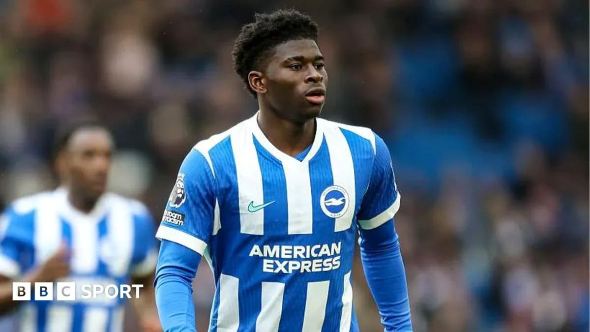 Futbolchi Brighton formasi bilan maydonda Futbolchi Brighton formasi bilan maydonda