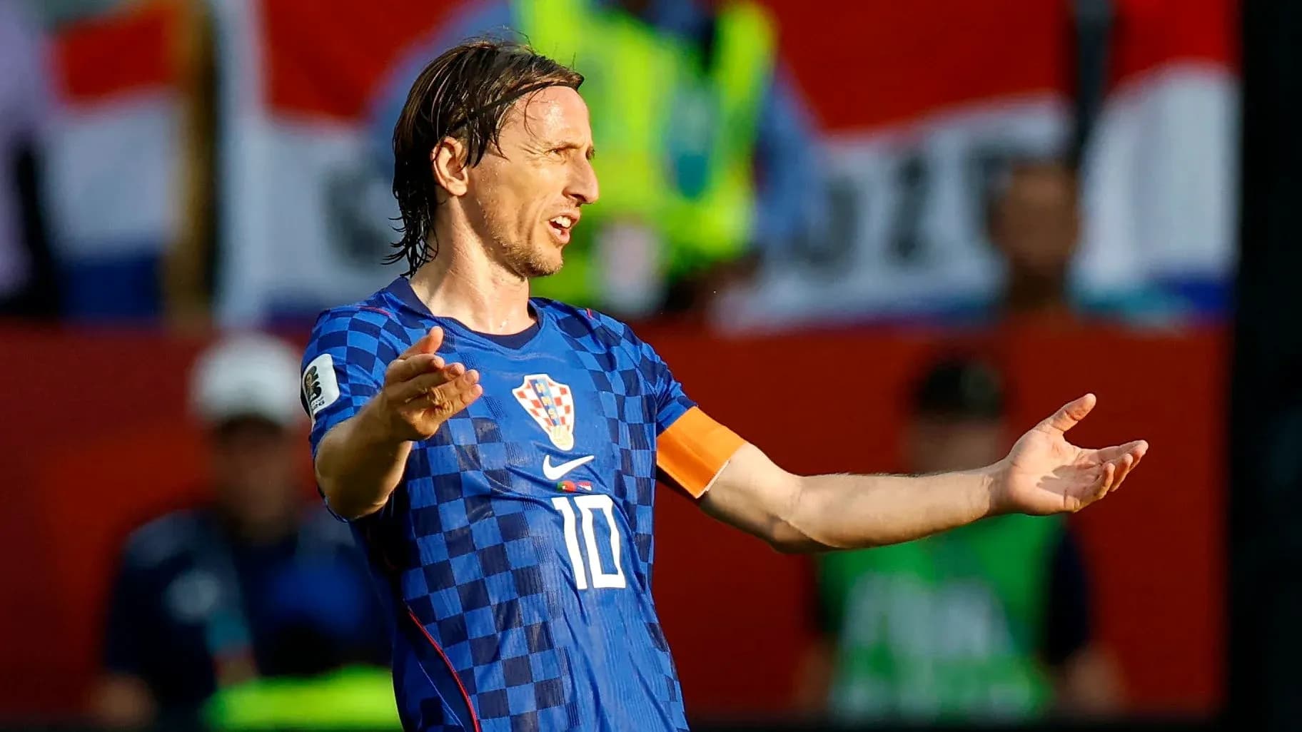Futbolchi maydonda qo'llarini ochib turibdi Futbolchi maydonda qo'llarini ochib turibdi