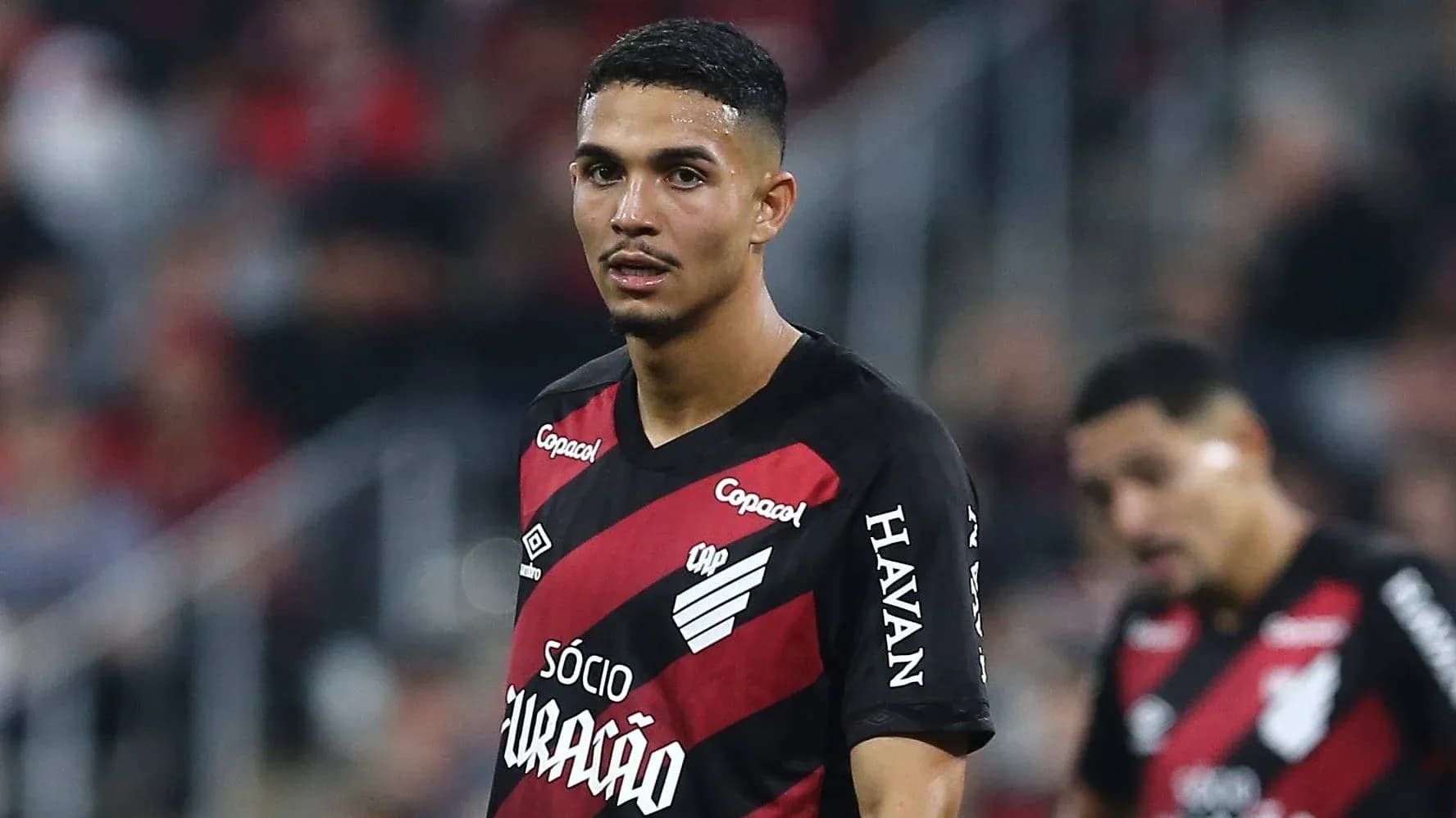 Futbolchi maydoni, qora-qizil formadagi o'yinchi Futbolchi maydoni, qora-qizil formadagi o'yinchi