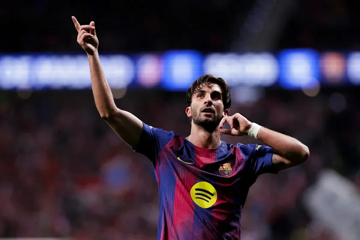 Futbolchi gol urganidan keyin qo'lini ko'tarib turadi Futbolchi gol urganidan keyin qo'lini ko'tarib turadi