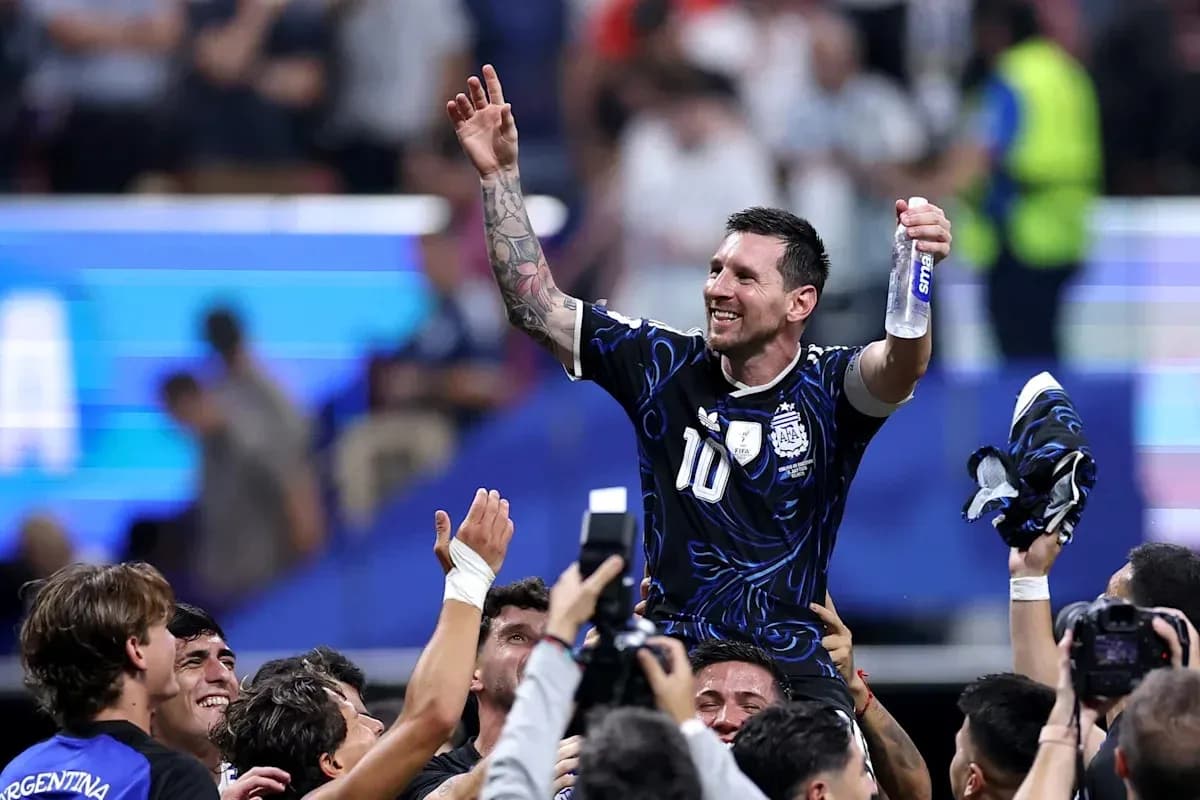 Futbolchilar Messi atrofida g'alaba bilan nishonlamoqda Futbolchilar Messi atrofida g'alaba bilan nishonlamoqda
