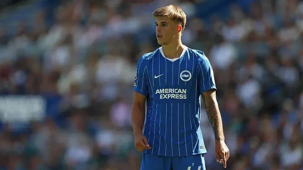 Futbolchi Brighton formasida maydonda turibdi Futbolchi Brighton formasida maydonda turibdi