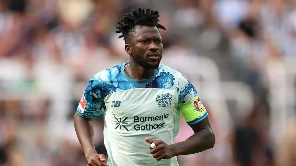 Futbolchi maydonda harakatda, Bayer Leverkusen formasi kiygan Futbolchi maydonda harakatda, Bayer Leverkusen formasi kiygan