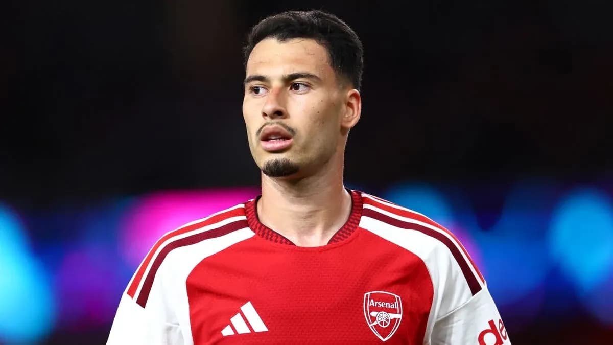 Futbolchi Arsenal formasida, o'yin davomida Futbolchi Arsenal formasida, o'yin davomida