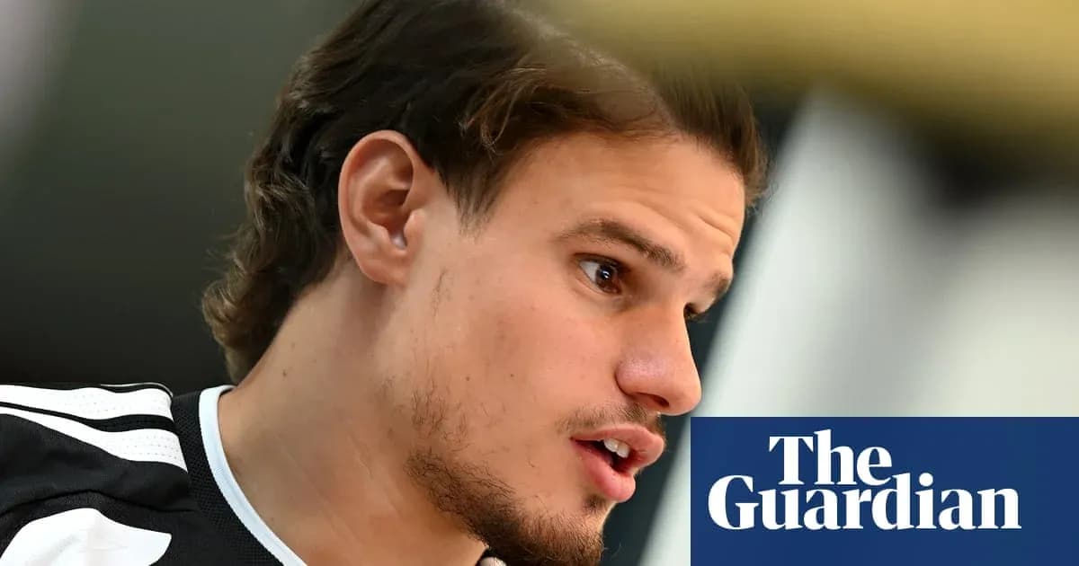 Futbolchining intervyu berayotgan payti tasvirlangan Futbolchining intervyu berayotgan payti tasvirlangan
