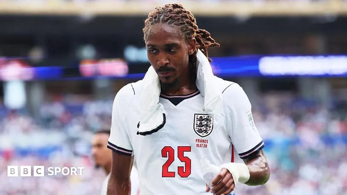 Futbolchi maydondan chiqib ketmoqda, England formasi kiygan Futbolchi maydondan chiqib ketmoqda, England formasi kiygan