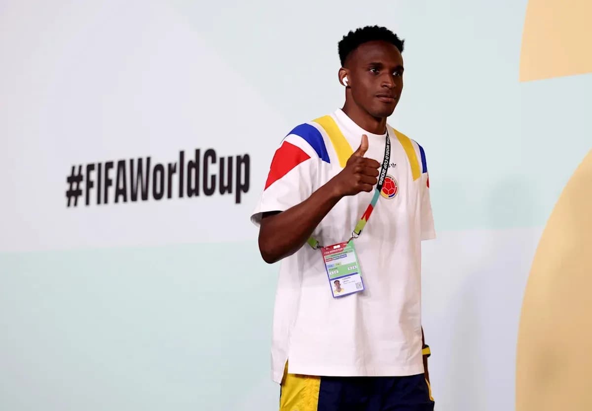 Futbolchi FIFA Jahon Kubogida ko'rsatma berayotgan Futbolchi FIFA Jahon Kubogida ko'rsatma berayotgan