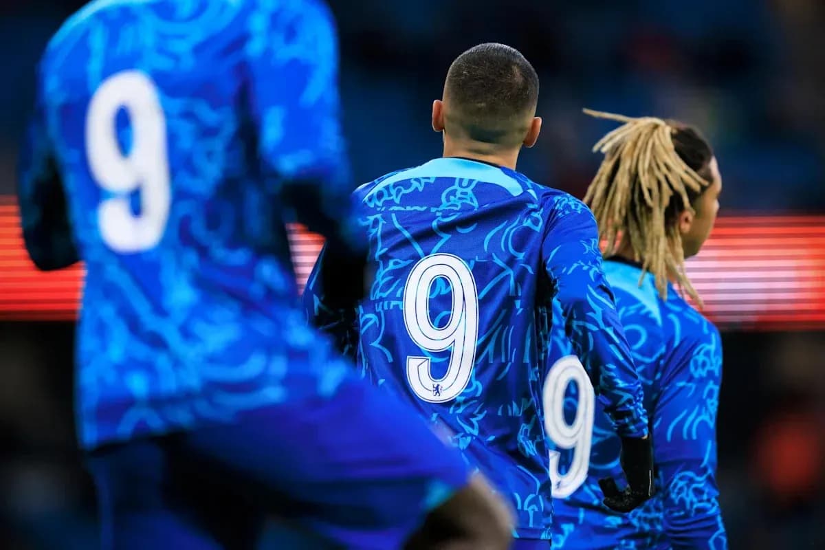 Futbolchilar 9 raqami bilan ko'ylak kiygan Futbolchilar 9 raqami bilan ko'ylak kiygan